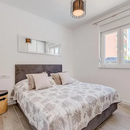 New, Private Heated Swimming Pool, Free Parking, Centar 特罗吉尔