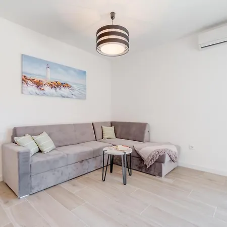 New, Private Heated Swimming Pool, Free Parking, Centar Апартаменты Трогир