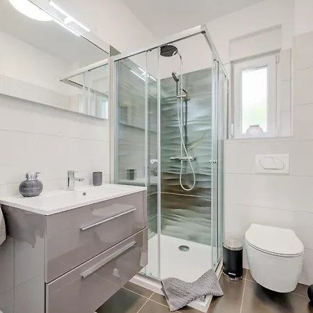 New, Private Heated Swimming Pool, Free Parking, Centar Апартаменты Трогир