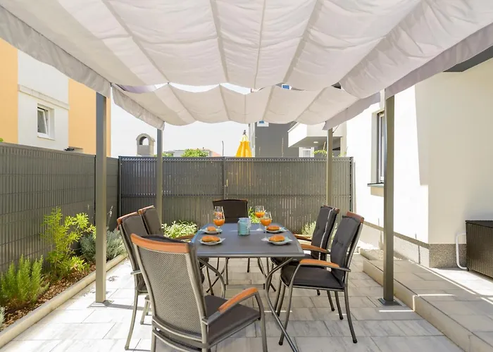 New, Private Heated Swimming Pool, Free Parking, Centar 아파트