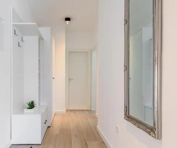 New, Private Heated Swimming Pool, Free Parking, Centar 아파트 *