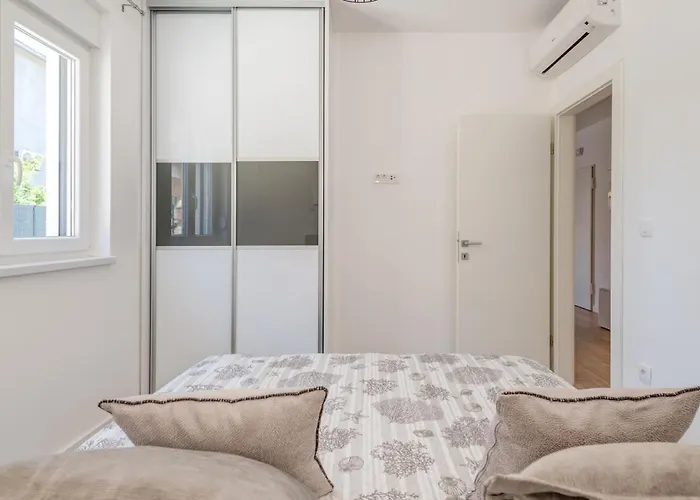New, Private Heated Swimming Pool, Free Parking, Centar Traù