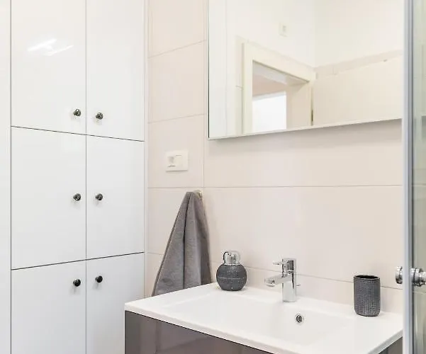 New, Private Heated Swimming Pool, Free Parking, Centar Appartamento