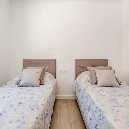 New, Private Heated Swimming Pool, Free Parking, Centar Apartment