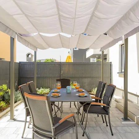 New, Private Heated Swimming Pool, Free Parking, Centar Apartment