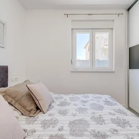 Apartment New, Private Heated Swimming Pool, Free Parking, Centar