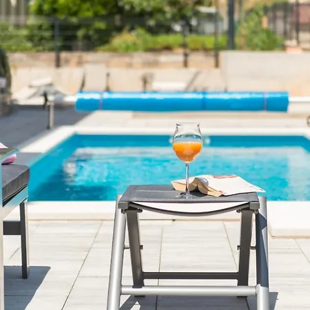 Apartment New, Private Heated Swimming Pool, Free Parking, Centar Trogir