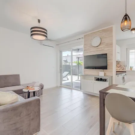 New, Private Heated Swimming Pool, Free Parking, Centar Apartment