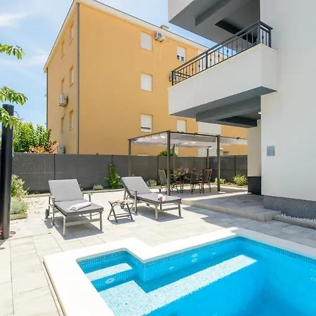 Apartment New, Private Heated Swimming Pool, Free Parking, Centar