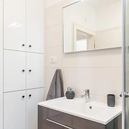 New, Private Heated Swimming Pool, Free Parking, Centar Apartment