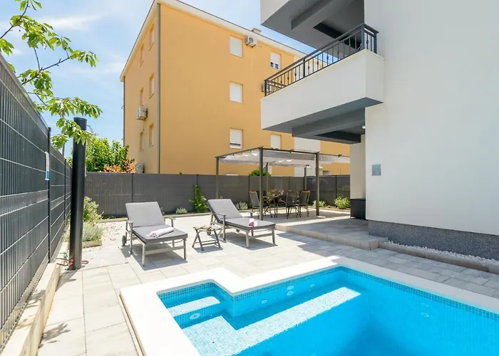 Appartement New, Private Heated Swimming Pool, Free Parking, Centar