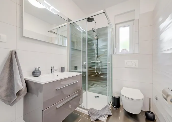 New, Private Heated Swimming Pool, Free Parking, Centar Appartement Trogir