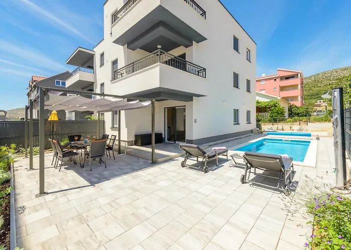 New, Private Heated Swimming Pool, Free Parking, Centar Appartement Trogir